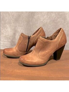 Born ankle booties shooties light brown leather heels size 10
